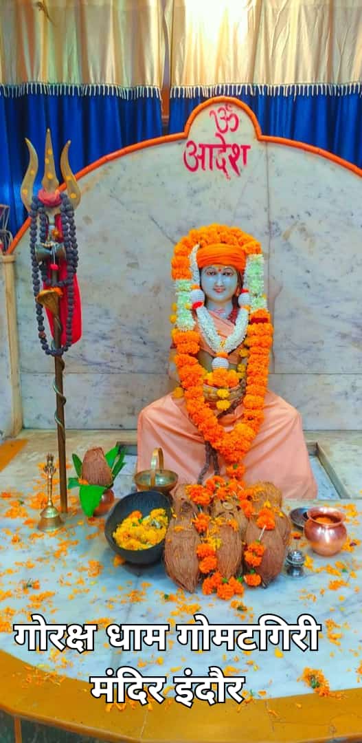 रात्रि में प्रकाशित मंदिर शिखर